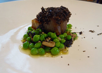Guisantes de lagrima del Maresme con trufa tuber melanosporum y panceta