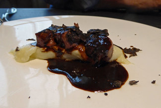 Lomo de liebre con puré de patatas trufado