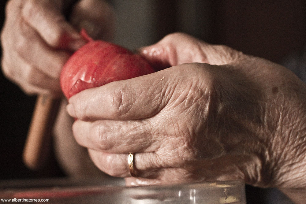 Manos pelando tomates