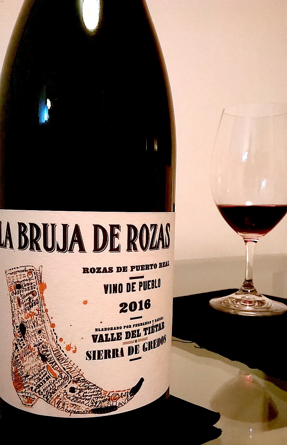 Ilustración muy especial en la etiqueta de vino: La Bruja de Rozas - Sierra de Gredos de los Comando G