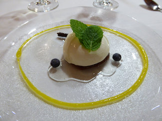 Postre : Mousse de yogur griego con gelatina de miel. 