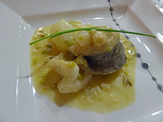 Filetes de lenguado con salsa de ajos tiernos y esparragos blancos.