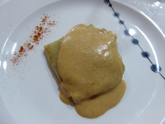 Ravioli relleno de txangurro con salsa romesco