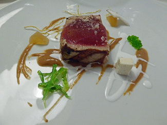 Tataki de lomo alto de atún rojo Balfegó con tamarindo, jengibre y coco