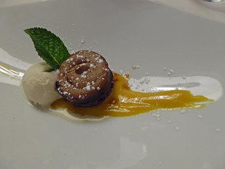 Coulant de chocolate con naranja confitada sobre crema de naranja y jengibre.