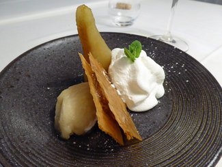 La pera de Lleida con DOP en diferentes cocciones y texturas con espuma de mató y baklava de almendras de Aitona.