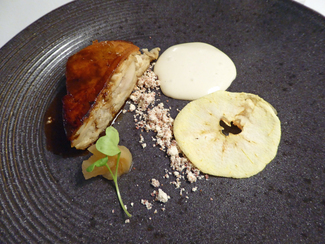 Terrina de cochinillo confitada, manzana especiada, tierra de jamón ibérico, espuma de nueces de macadamia y su propia salsa