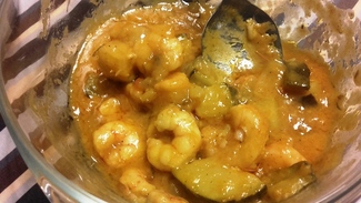 Cena con cata de blancos y platos de curry