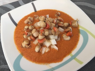 Las vieras con piña en salsa de piquillos