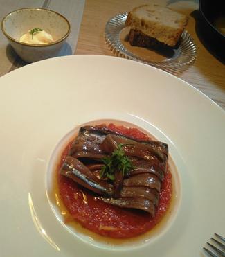Anchoas de Santoña, tomates y queso jaradilla