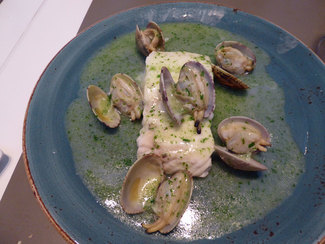 Merluza en salsa verde con almejas