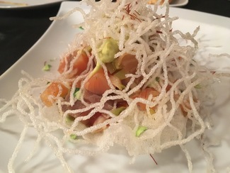 Tartar de salmón marinado, guacamole, chalotas y vinagreta thai.