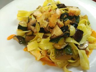 Pasta tagliatella calabacin, champiñones, pangrattato, olivas