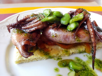 coca de calamares, habas y espárragos