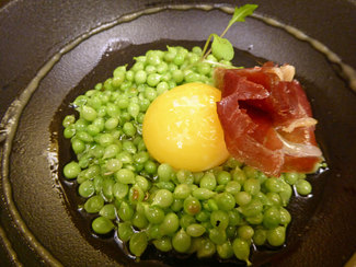 Guisantes lagrima de costa a la parrilla con yema de huevo y caldo de jamón ibérico