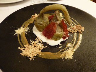 Alcachofas a la parrilla con jamón, crema de jamón y praliné salado de almendras (media ración)