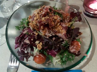 Ensalada de jamón y foie con frutos secos