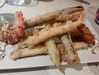 Berenjena en tempura y crujiente de langostinos en salsa de soja