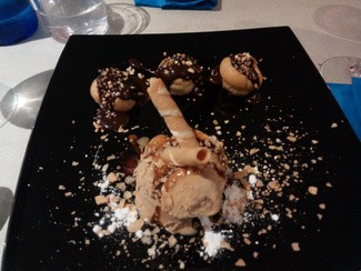 Profiteroles y helado de dulce de leche