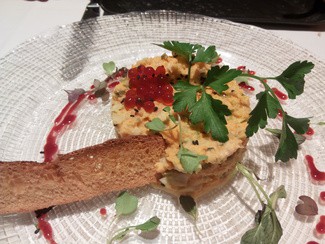 Pastel de centollo con tostadas