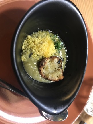 Crema de verduras con pan de queso frito