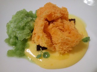 Bizcocho de naranja y granizado de albahaca