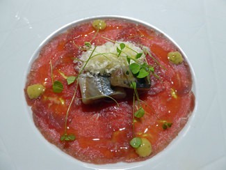 Carpaccio de ternera con sardina ahumada, queso y salsa picante 