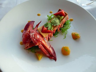 Ensalada de bogavante, con lechuga de mar, aguacate y mango 