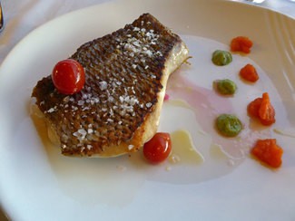 Lomo de sama sobre lecho de papas confitadas con toques de hinojo y puré de zanahoria 