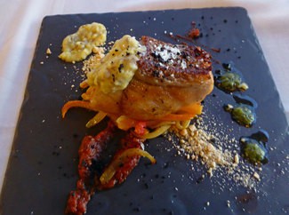 Cherne en salsa encebollado con escalibada, polvo de aceituna y espuma de papa negra