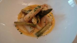 Espárragos blancos salteados, parmentier de patata y yema de huevo como salsa.