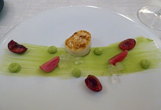 Vieira con aguacate, rosas y cerezas