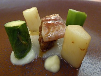 Anguila ahumada con manzana y papada