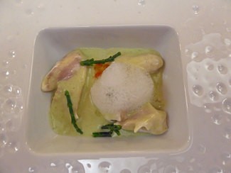 Cocochas de salmòn con crema de mantequilla de ortigas