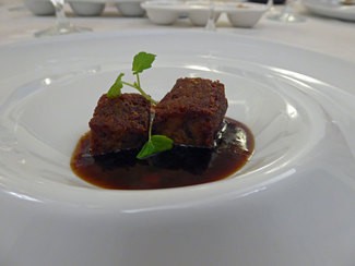 Rabo de ternera con gel de violetas