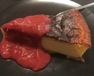 Tarta de queso con mermelada de fresa.