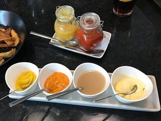 Surtido de salsas caseras.