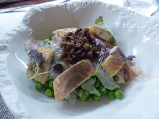 Guisantes con velo de tocino rancio y anguila ahumada. 