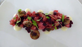 Tartar de lubina salvaje con vinagre ahumado, remolacha y puré de limón