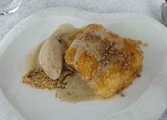 Torrija con helado de café.
