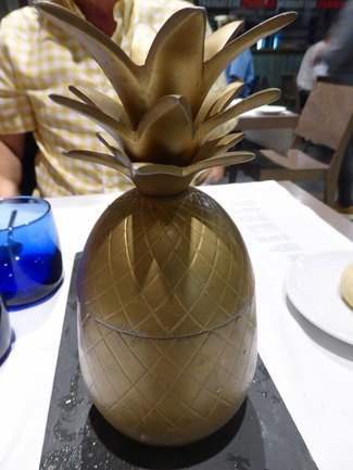 Piña dorada, antes de abrirla