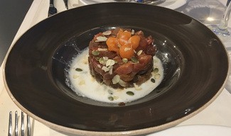 Taquitos picantes de atún rojo con melón y ajo blanco de coco