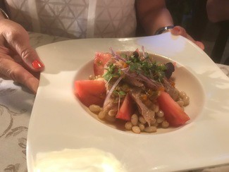 Ensalada de tomate y atún.