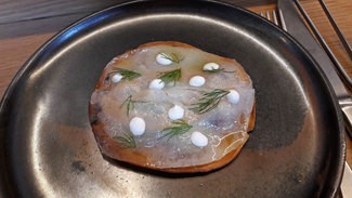 Coca de cebolla, papada ibérica y sardina ahumada