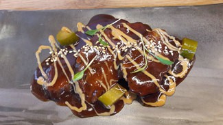 Carrillera de ternera ahumada Pekin. con salsa especiada a base de hoisin y cordón de salsa de cacahuete