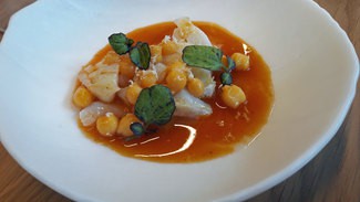 Morro de bacalao con jugo de callos i raifort.