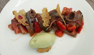 Tomate con anchoas del Cantábrico, fresas y helado de queso fresco