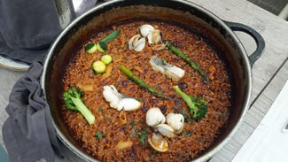 Arroz del señorito con pescado de lonja, verduras, calamares y berberechos