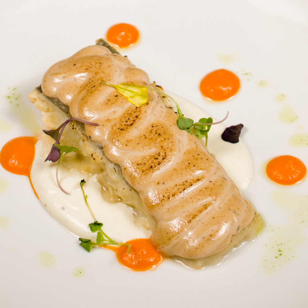 Bacalao con espuma de ajo negro y cebolla caramelizada