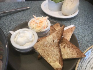 Con sus 2 salsas y tostaditas. 